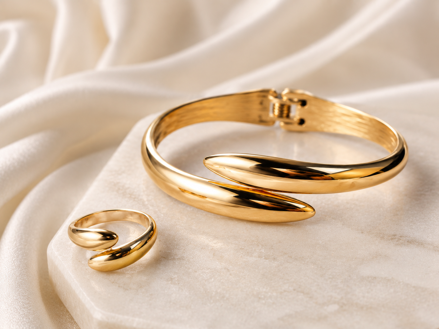 Parure Bracelet Manchette et Bague Dorée — Design Enveloppant