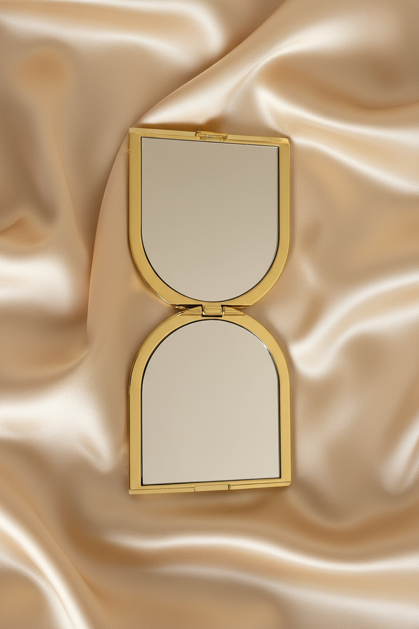 Miroir compact doré ouvert — fond satiné champagne